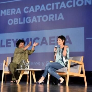 Mayra Mendoza y Dora Barrancos iniciaron la primera capacitación obligatoria de la Ley Micaela