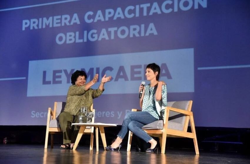 Mayra Mendoza y Dora Barrancos iniciaron la primera capacitación obligatoria de la Ley Micaela