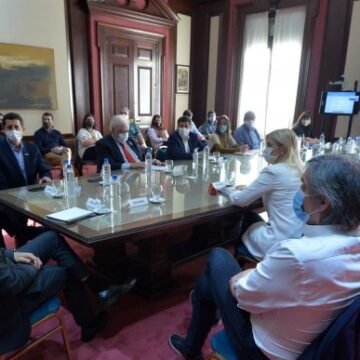 Reunión en La Plata para analizar cómo continúa la lucha contra el coronavirus.