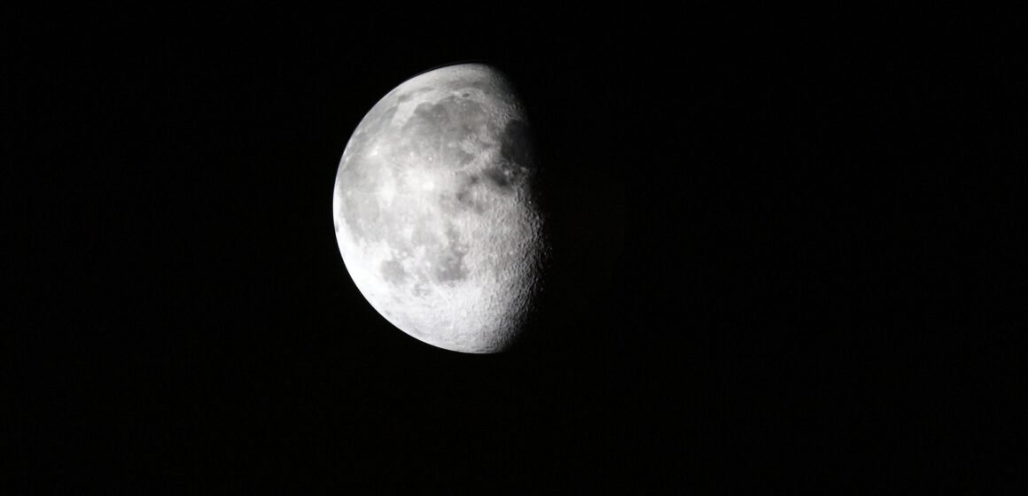 Las diferencias entre el lado oscuro y el visible de la Luna