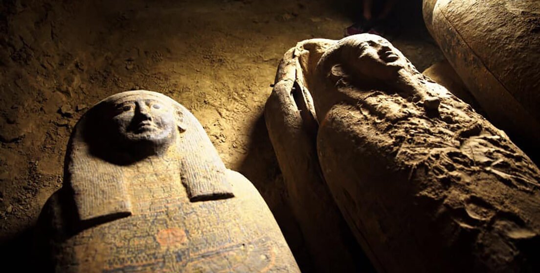 Descubren 27 sarcófagos de hace más de 2.500 años tras el hallazgo de un nuevo pozo funerario en Egipto