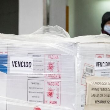 La Oficina Anticorrupción presentó una denuncia penal por las vacunas vencidas durante la gestión de Cambiemos