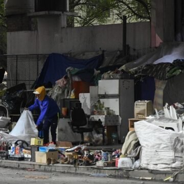Un centenar de personas viven la pandemia debajo de la Autopista 25 de Mayo
