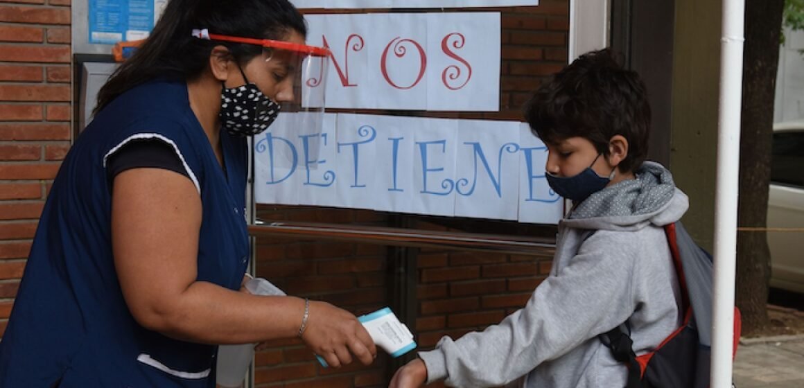 The Lancet advierte sobre el peligro de abrir las escuelas en pandemia