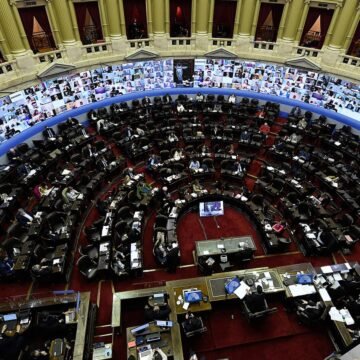 Diputados oficialistas y opositores discuten acerca de la cancelación de las PASO