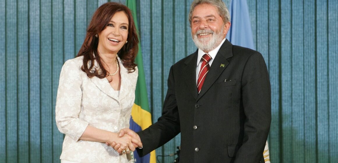 Lula y Cristina Kirchner juntos en una conferencia para la firma de un importante convenio