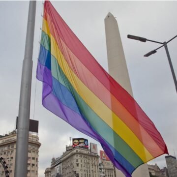 Repudio por el ataque homofóbico de un grupo de militantes de Gómez Centurión en el Obelisco