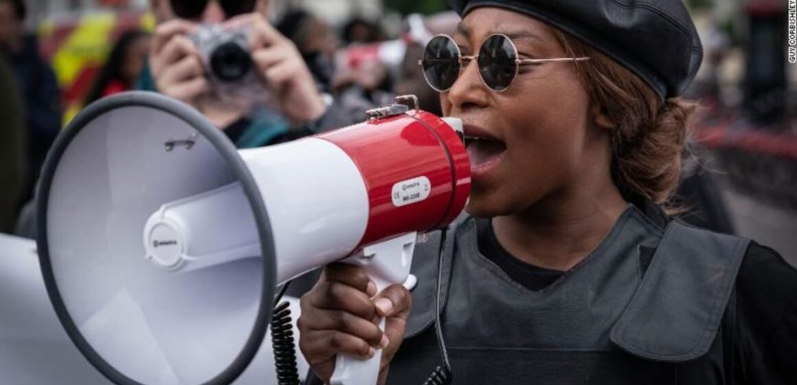 Balearon e hirieron de gravedad a Sasha Johnson, una destacada activista afrodescendiente del Reino Unido