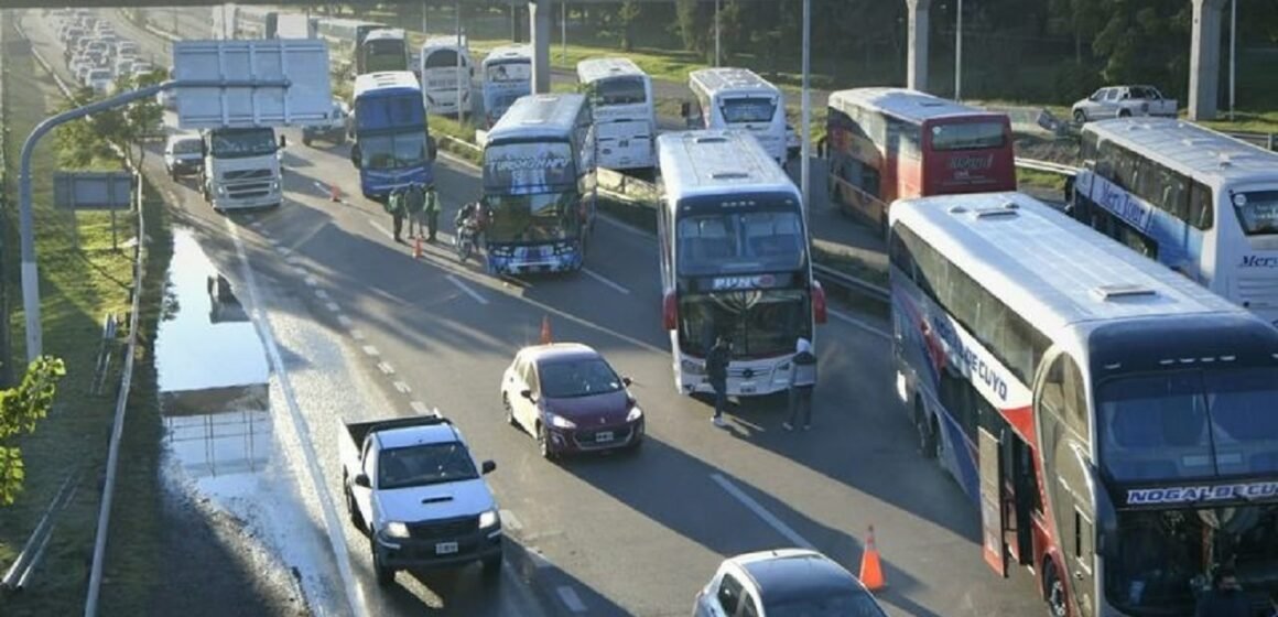 Sigue la protesta de micros en el centro porteño: por qué es el corte