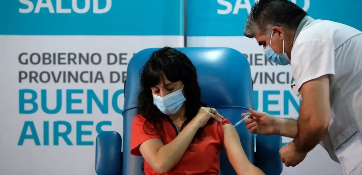Argentina logró un nuevo récord de aplicación de vacunas mientras continúan llegando dosis
