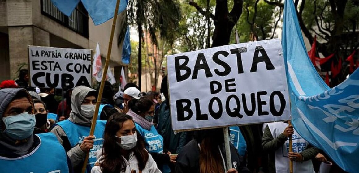 Una marcha en solidaridad y una protesta opositora frente a la embajada de Cuba en Argentina