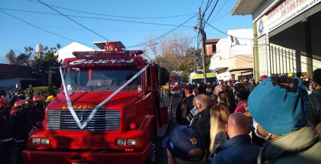 Tres de Febrero: Familiares y compañeros despidieron a los tres bomberos fallecidos