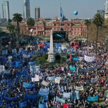 Organizaciones sociales reclamaron un salario universal en  Plaza de Mayo