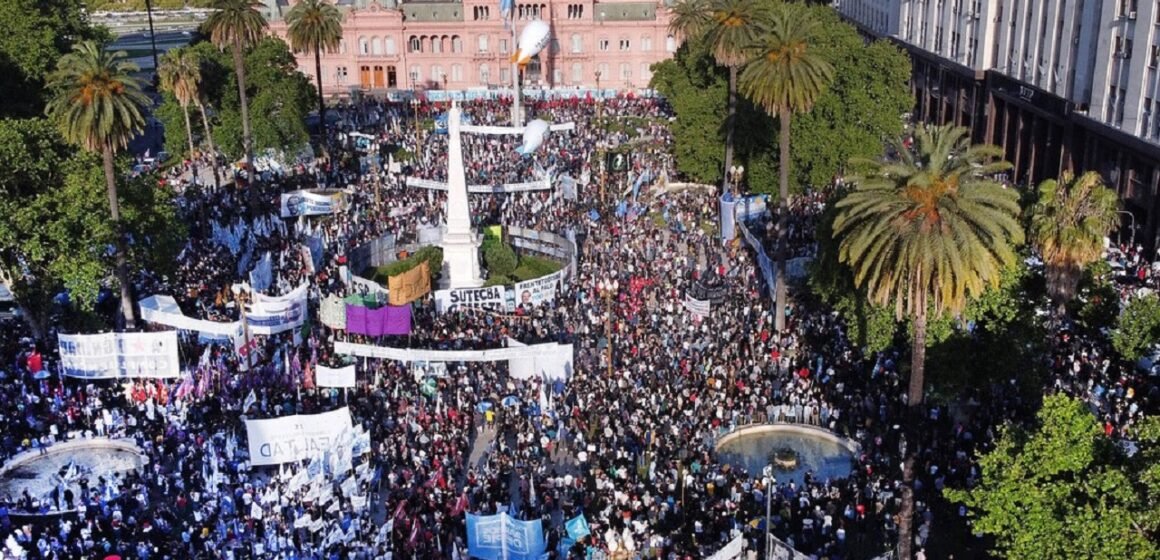 Organizaciones sociales y militantes llenaron Plaza de Mayo por el Día de la Lealtad