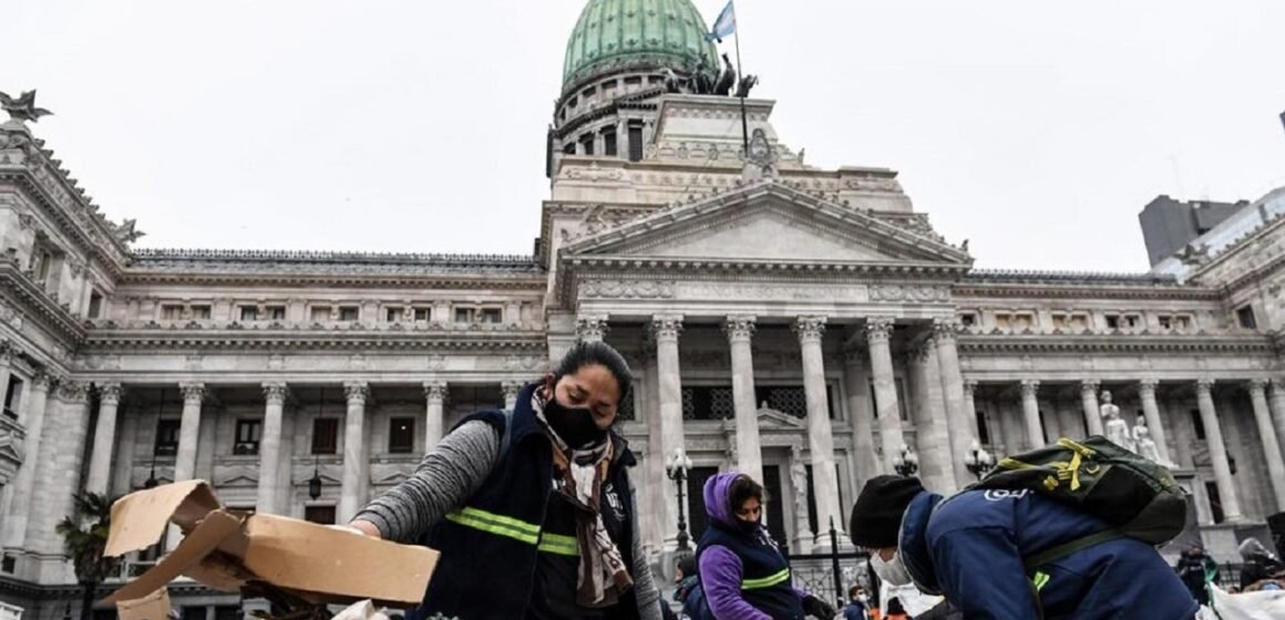 Se presentó el proyecto para la Ley de Envases con miles de trabajadores acompañando desde las calles