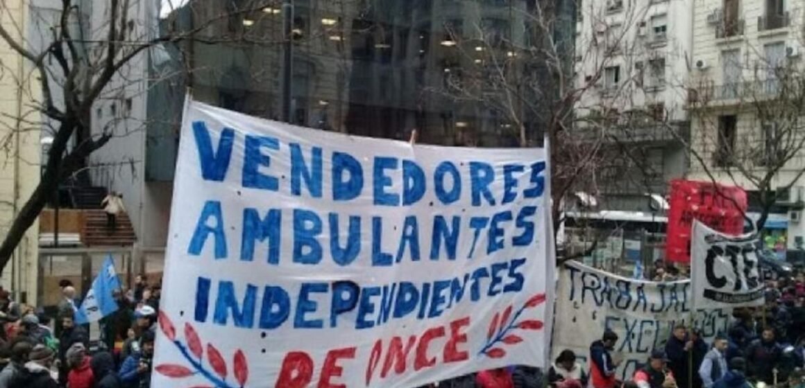 Los Vendedores Ambulantes de Once protestan denunciando ataques y amenazas