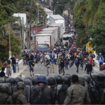 México: La Policía disparó contra una caravana de inmigrantes y asesinó a uno