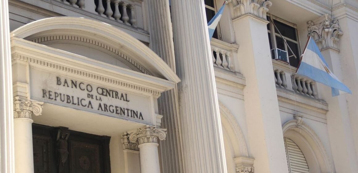 El Banco Central prohibe la compra de pasajes al exterior en cuotas