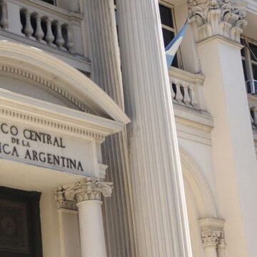El Banco Central prohibe la compra de pasajes al exterior en cuotas