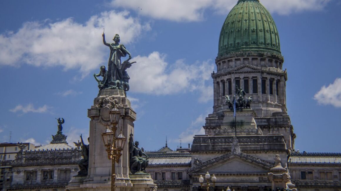 Se conforman cinco comisiones clave para analizar la “Ley ómnibus”