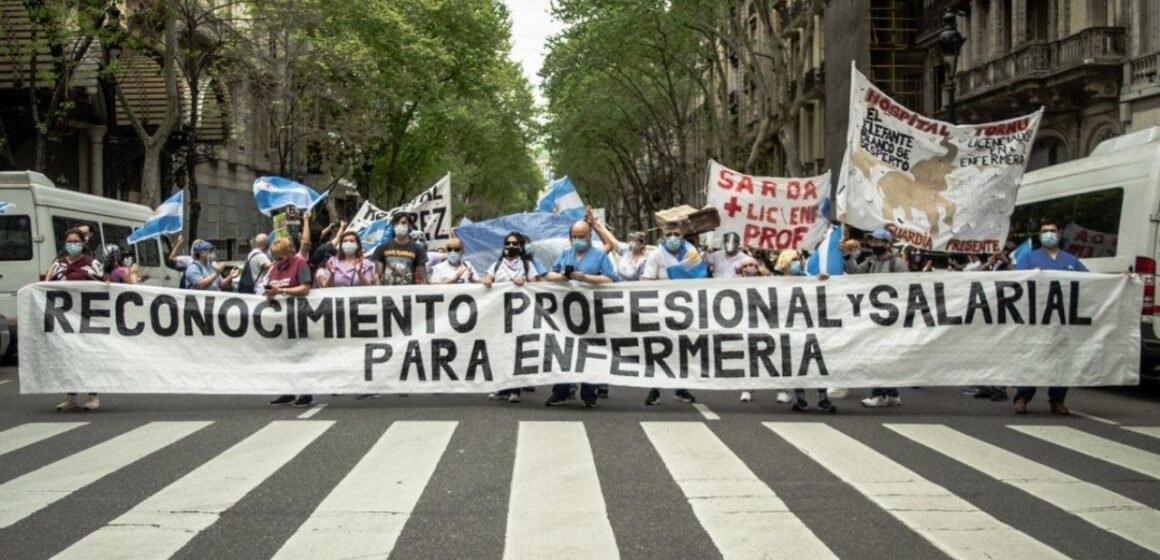 CABA: Enfermeras y enfermeros realizan una “Fogata de la bronca”