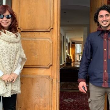 Cristina Kirchner y la tapa con Fake News de la revista Noticias