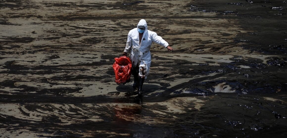 Desastre ecológico en Perú: 6 mil barriles de petróleo al mar