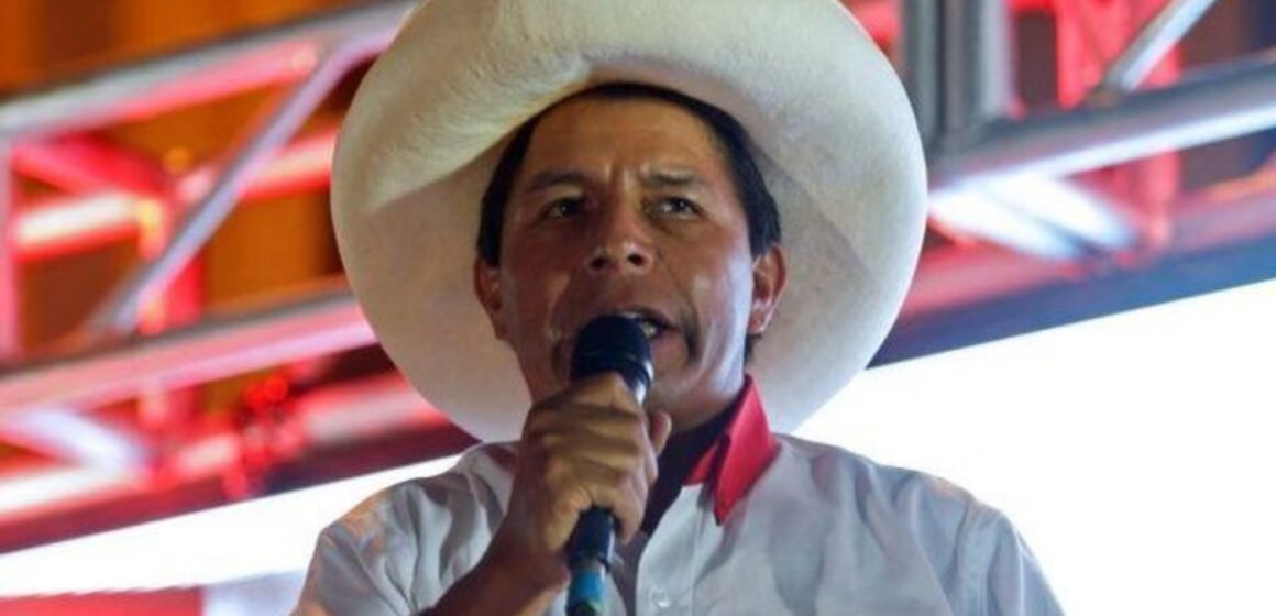 Perú: Castillo invitó a la oposición a dialogar tras burlar otro pedido de destitución