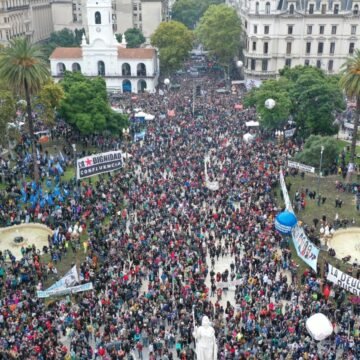 Multitudinaria marcha en Plaza de Mayo por el Día de la Memoria