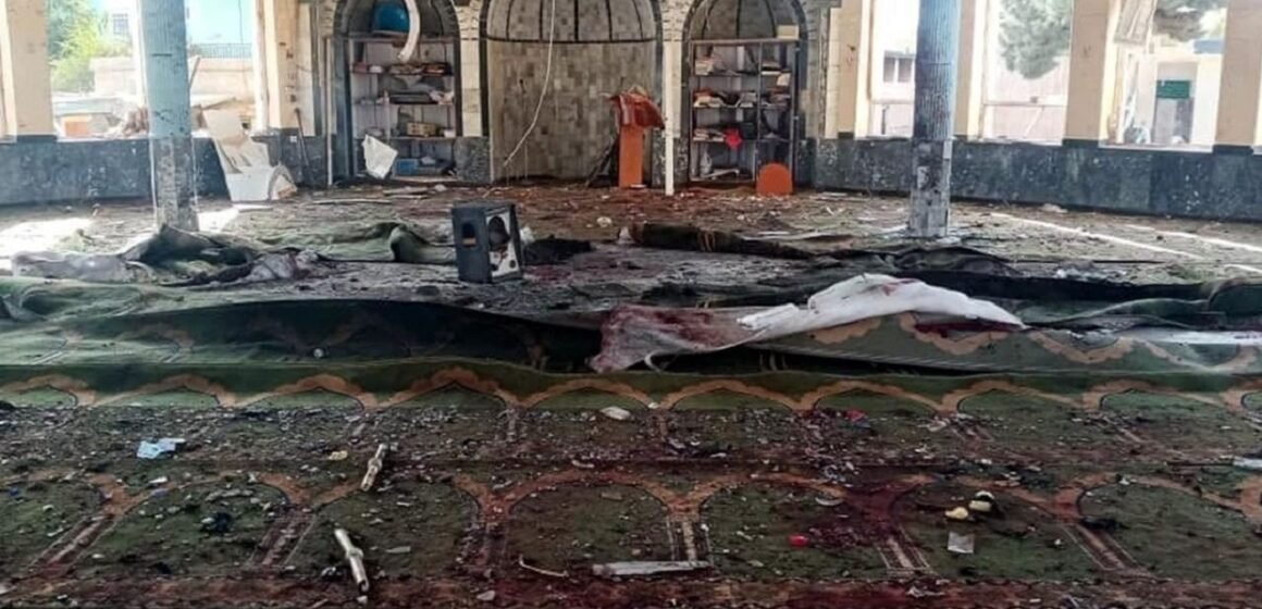 Al menos 33 civiles muertos y 43 heridos por una bomba en una mezquita de Afganistán