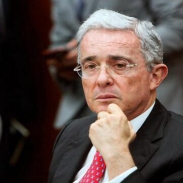 Colombia: Uribe irá a juicio por soborno y fraude procesal