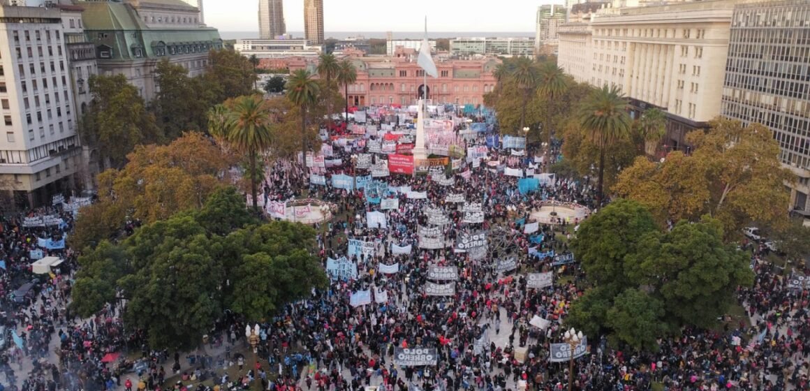 Más de 200 mil personas en el cierre de la marcha federal piquetera en Plaza de Mayo