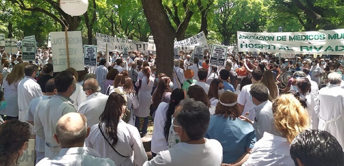 Acampe en el hospital Ramos Mejía por los despidos a trabajadores de la salud