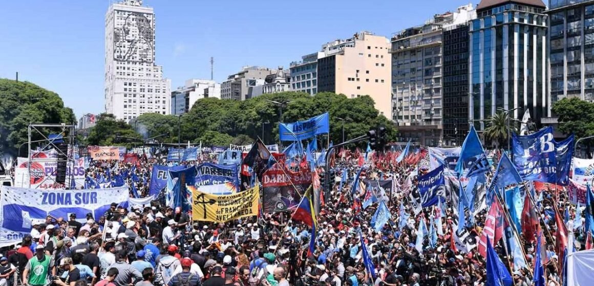 Movimientos sociales y sindicales se movilizan al Obelisco en contra del G7