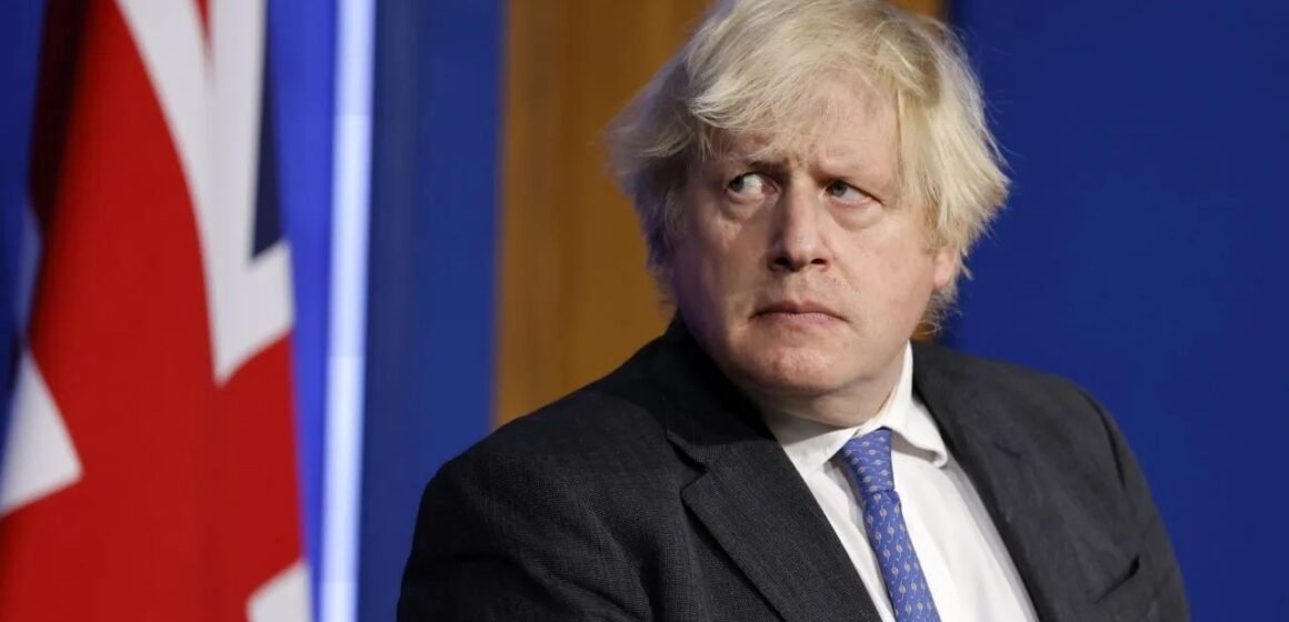 Ola de renuncias en Reino Unido: Johnson aseguró que seguirá al frente del Gobierno