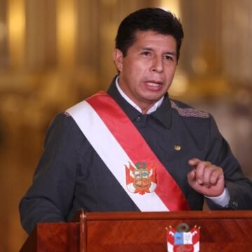 Pedro Castillo denuncia que “la oligarquía y los poderes fácticos” buscan su destitución
