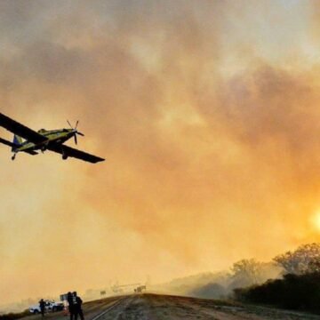 Siguen los incendios en el Delta del Paraná y Ambiente despliega más aviones hidrantes