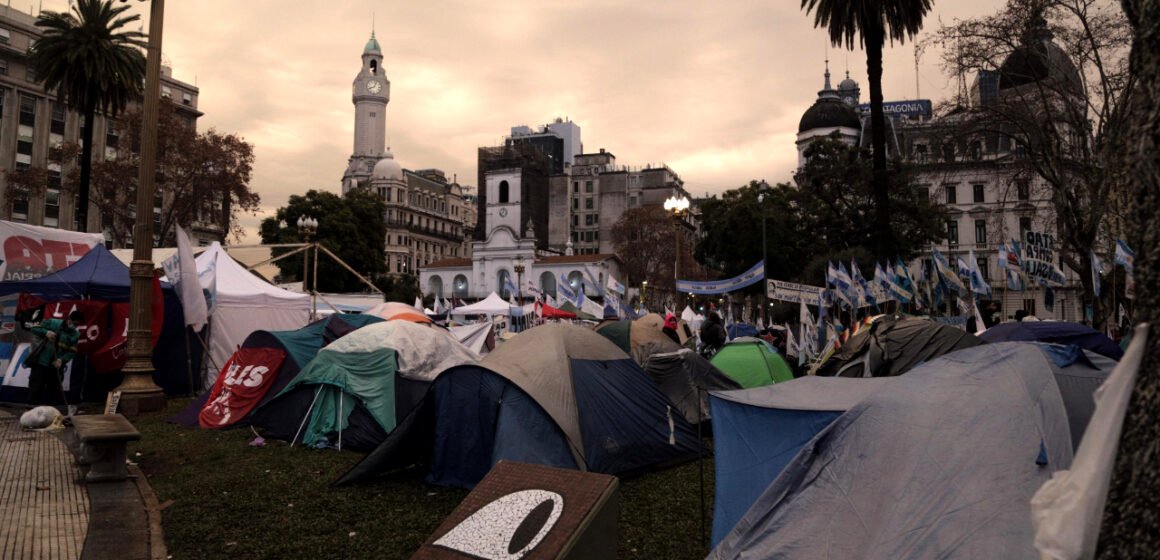 Movimientos sociales acampan en Plaza de Mayo tras una reunión con funcionarios de Desarrollo Social