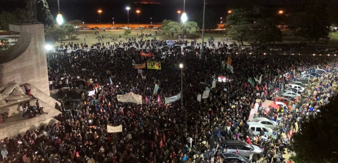 Multitudinaria marcha en Rosario contra los incendios