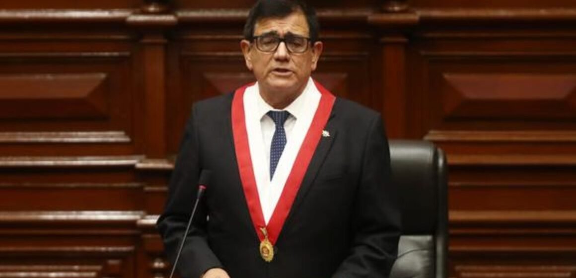 Un excomandante de las FFAA de Perú es el nuevo presidente del Congreso