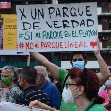 Caravana de vecinos en Caballito en rechazo al Parque Lineal