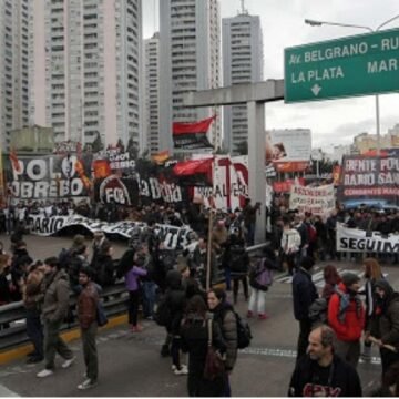 El Frente de Lucha Piquetero protesta en el Puente Pueyrredón