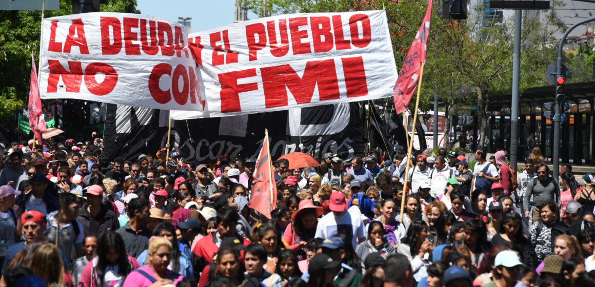 Organizaciones sociales marchan en Argentina y otros 20 países contra el FMI