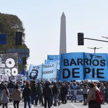 El Presidente firmó un decreto para frenar altas en planes sociales