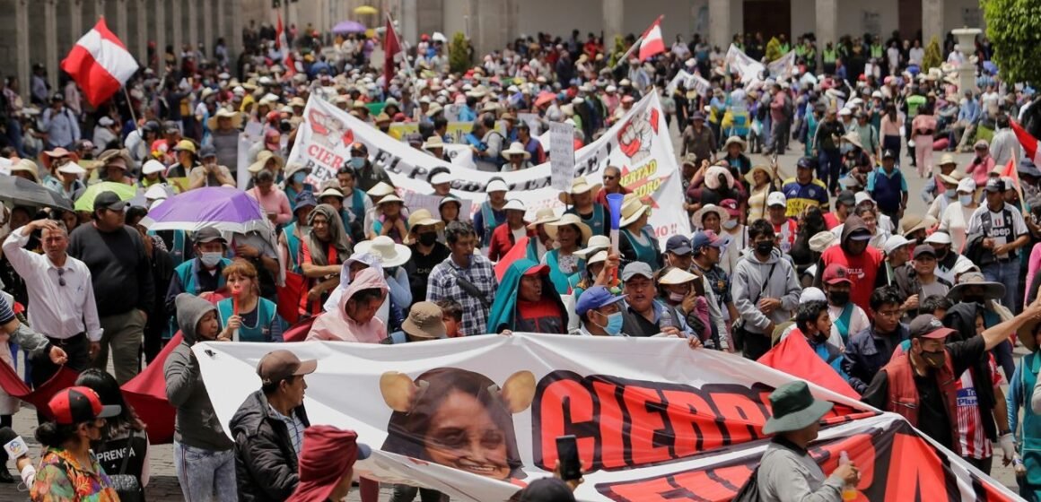 Miles de peruanos se dirigen en caravana a Lima reclamando la renuncia de Boluarte