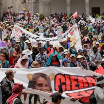 Miles de peruanos se dirigen en caravana a Lima reclamando la renuncia de Boluarte
