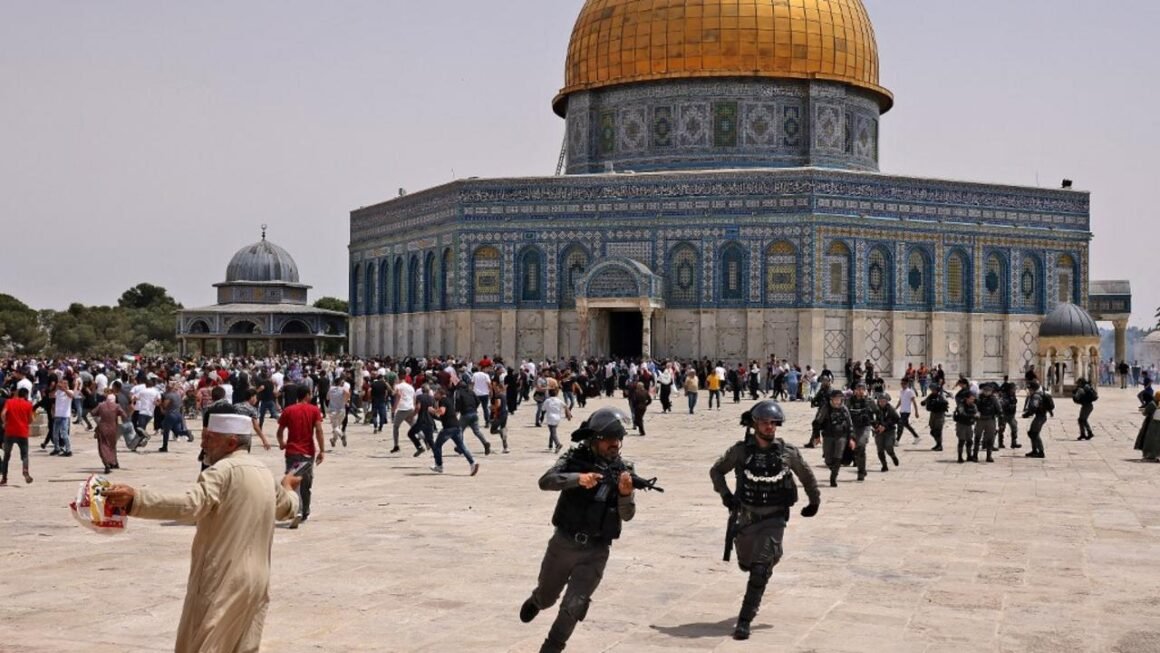 Israel: Enfrentamientos en una mezquita y 350 personas detenidas