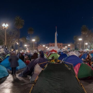 Acampe en Plaza de Mayo y marcha a Desarrollo Social
