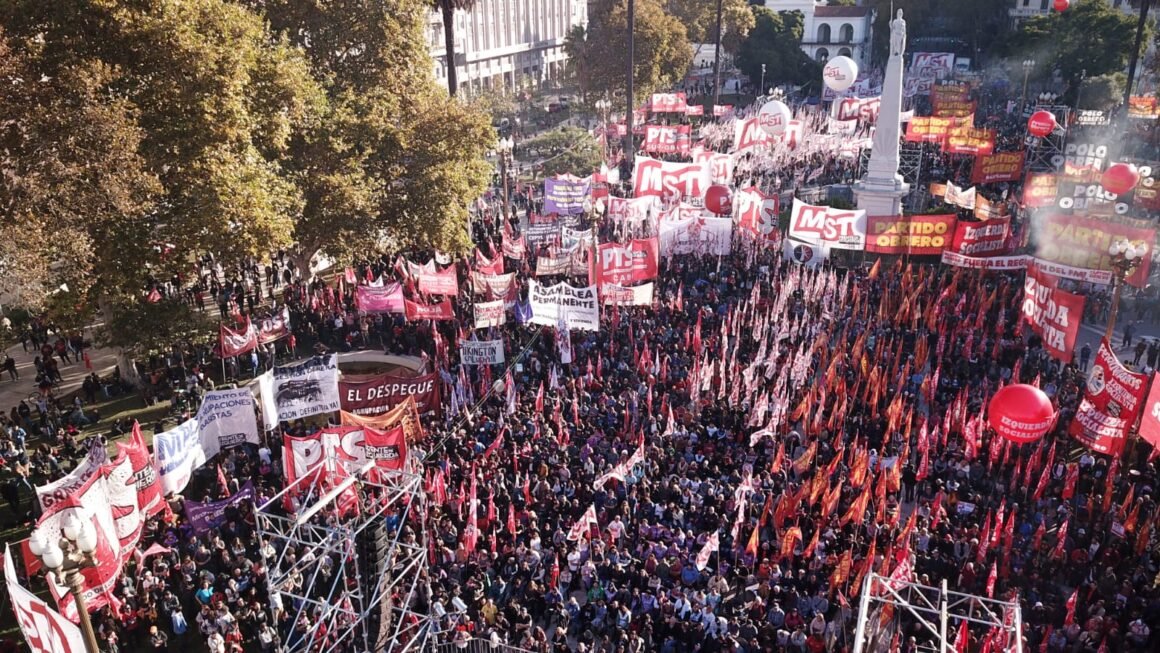 La izquierda colmó Plaza de Mayo por el día del trabajador y la trabajadora