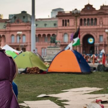 Organizaciones sociales acampan en Plaza de Mayo